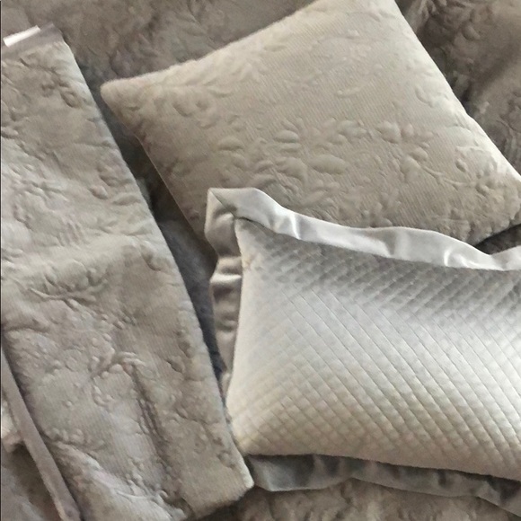 Bedding - Picture 2 of 3